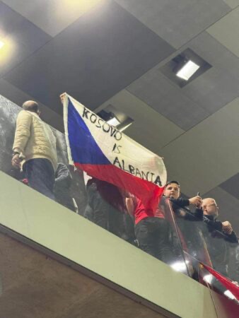 “Kosova është Shqipëri”, flamuri çek me mbishkrimin unik tërheq vëmendjen në stadium