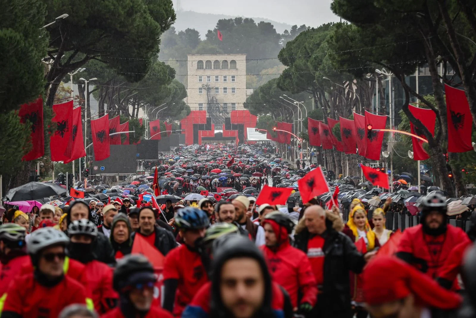 Tirana mikpret Paradën e Shqiptarëve, Bashkia publikon planin e masave për devijimin e qarkullimit të mjeteve