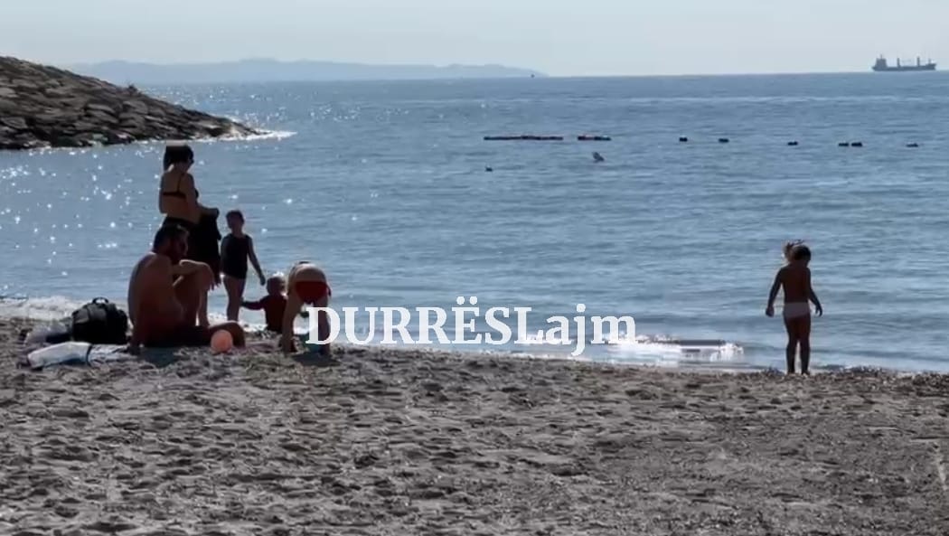 Plazh në nëntor, në Durrës turistët e vendasit po shijojnë detin (VIDEO)