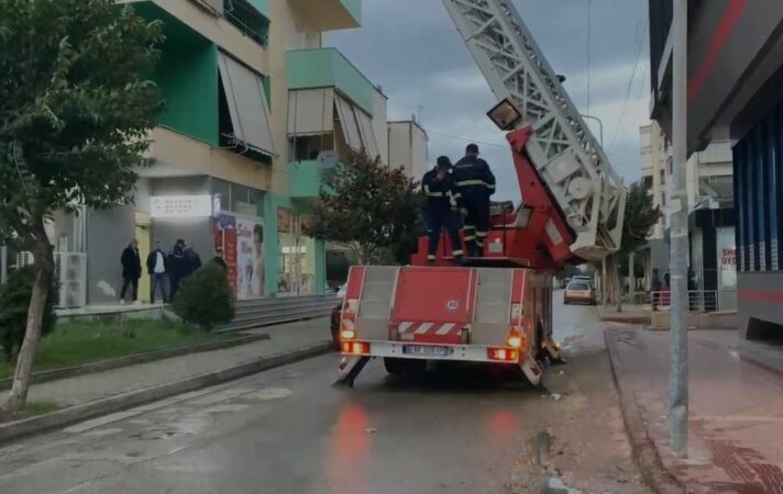 Gjendet i pajetë në banesë i moshuari, zjarrfikësit ndërhyjnë për hapjen e derës