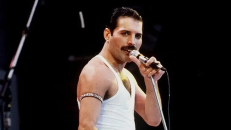 Dy faqe me tekste të shkruara nga Freddie Mercury dalin në ankand