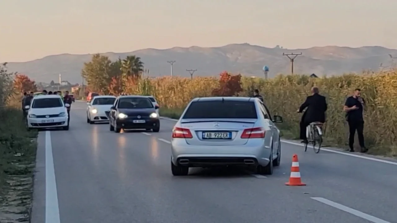 Sapo zbret nga motori, 60-vjeçari përplaset nga makina në Lushnjë