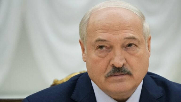 Akuzohen “komplot ndaj shtetit” sepse mbështetën Ukrainën, Lukashenko arreston qindra bjellorusë