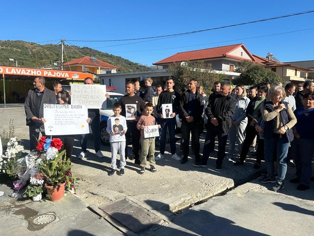 Banorët e Pajovës në protestë/ Bllokojnë rrugën dhe kërkojnë masa për parandalimin e aksidenteve