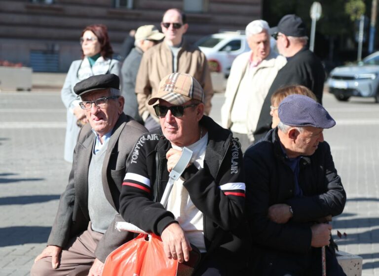 Bonuset e fundvitit për pensionistët, ja kategoritë që përfitojnë 15 mijë lekë/ Kur kalohet shpërblimi dhe afati për…