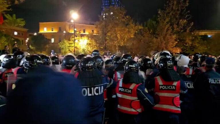 Tensionet në Mosbindjen Civile/ Policia shpërndan protestuesit, mbërrin autoboti me ujë