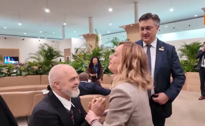 VIDEOLAJM/ Edi Rama i ulet në gjunjë Giorgia Melonit, përqafime dhe batuta mes dy kryeministrave