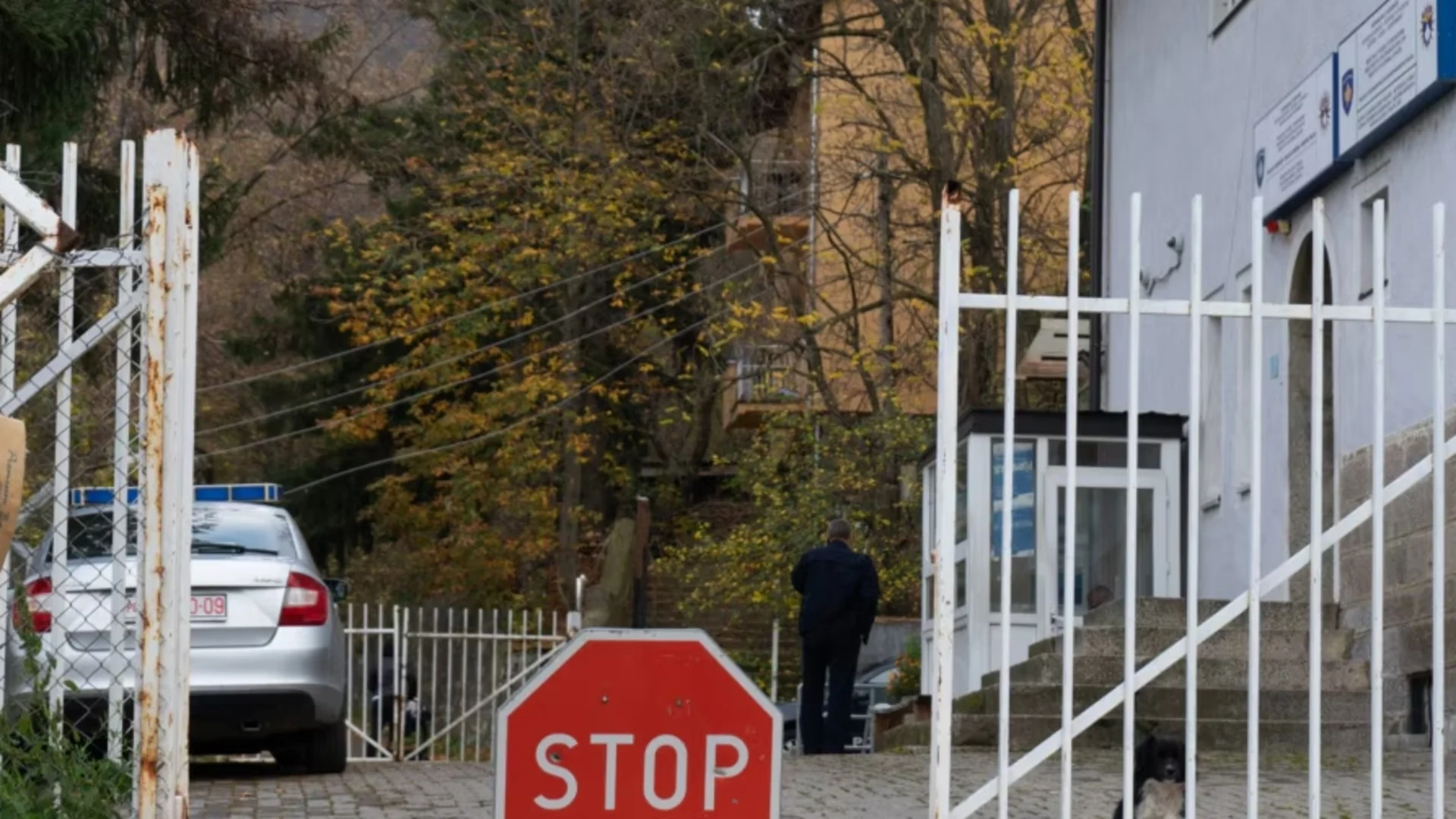 Sulmohet stacioni policor në Zveçan, hidhen dy granata dore