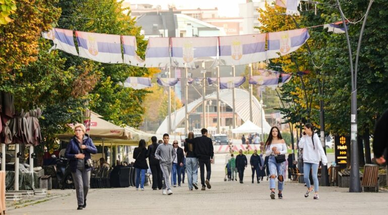 “Po vijmë për Krishtlindje”, Serbia nuk ndalet me parrulla shoviniste në veriun e Kosovës