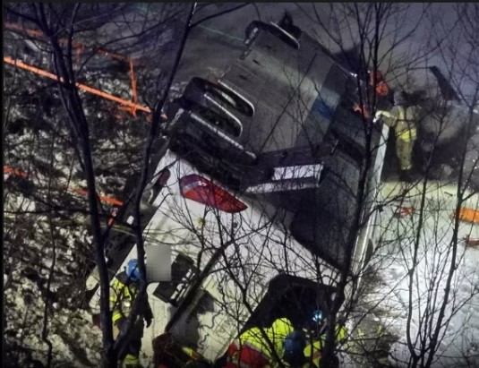 Autobusi del nga rruga dhe përfundon në liqen, humbin jetën 3 persona