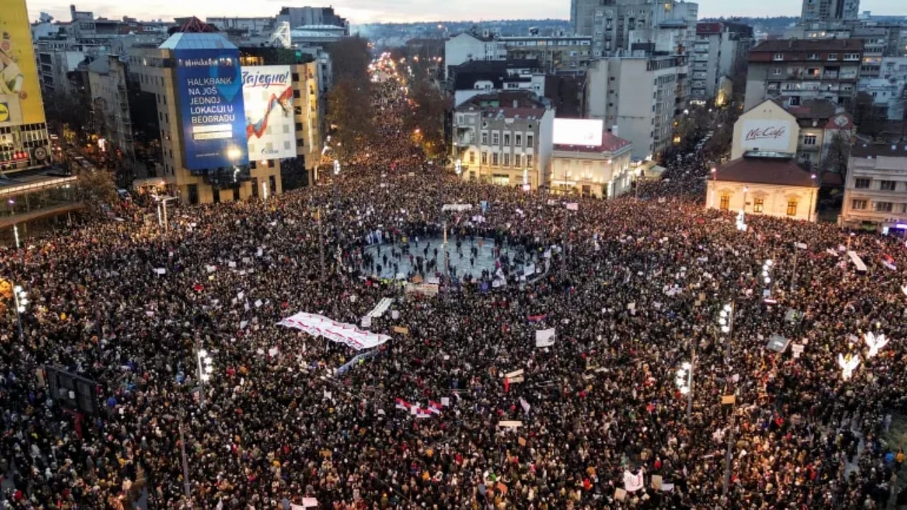 ‘Shpërthejnë’ protestat në Beograd kundër qeverisë, Vuçiç akuzon studentët: Po paguheni nga Perëndimi