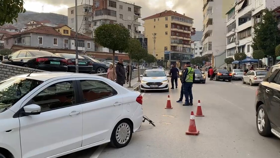 Makina përplas biçikletën, një person i lënduar