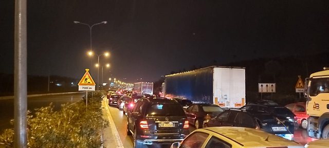 Trafik i rënduar në autostradën Tiranë-Durrës, radhë kilometrike në të dy anët