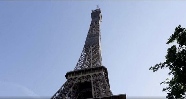 Kulla Eiffel në flakë, Parisi në panik