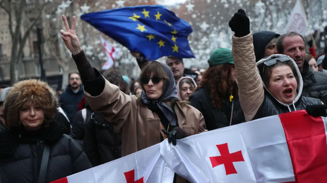 Mijëra protestues në Gjeorgji kundërshtojnë betimin e presidentit të ri të vendit