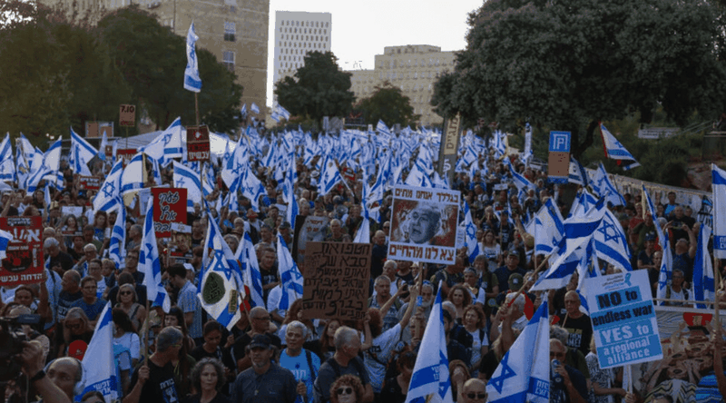 “Jepi fund luftës dhe gjenocidit”, mijëra njerëz protestë kundër Netanjahut në Izrael