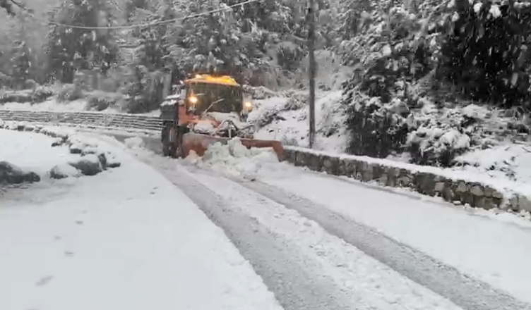 Veriu i vendit përfshihet nga reshje shiu dhe bore