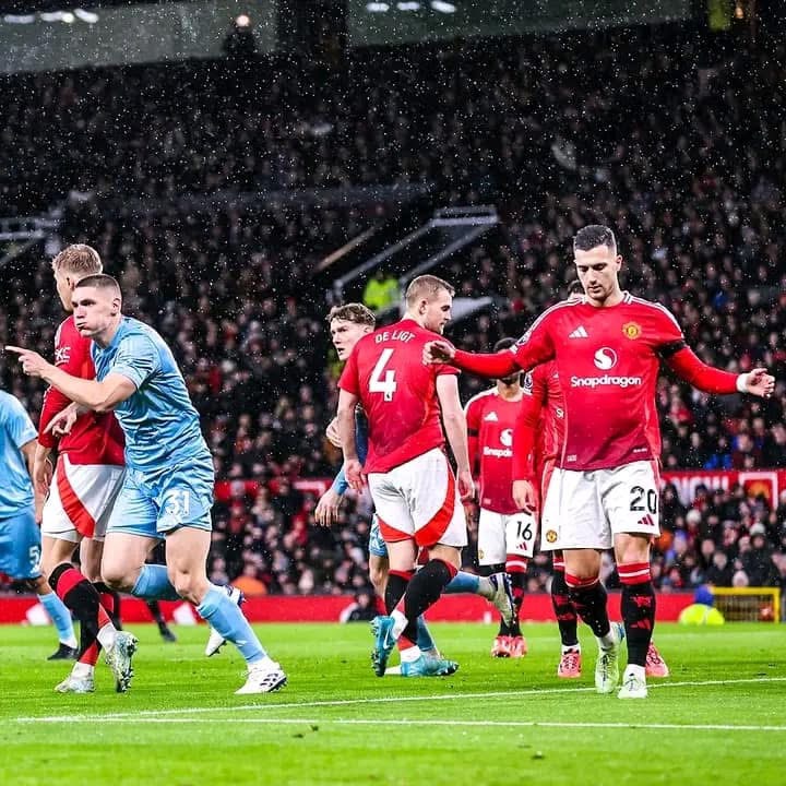 United pëson disfatë, Nottingham feston në Manchester