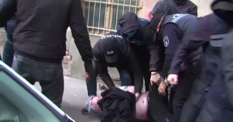 VIDEO/ Protestat në Gjeorgji, lideri i opozitës tërhiqet zvarrë! Arrestohet me forcë nga policia