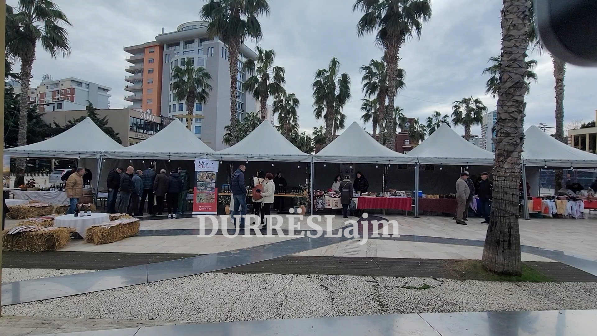 Panairi &#8220;Verë dhe traditë&#8221; në Durrës, vendas dhe të huaj degustojnë prodhimet tradicionale gastronomike (VIDEO)