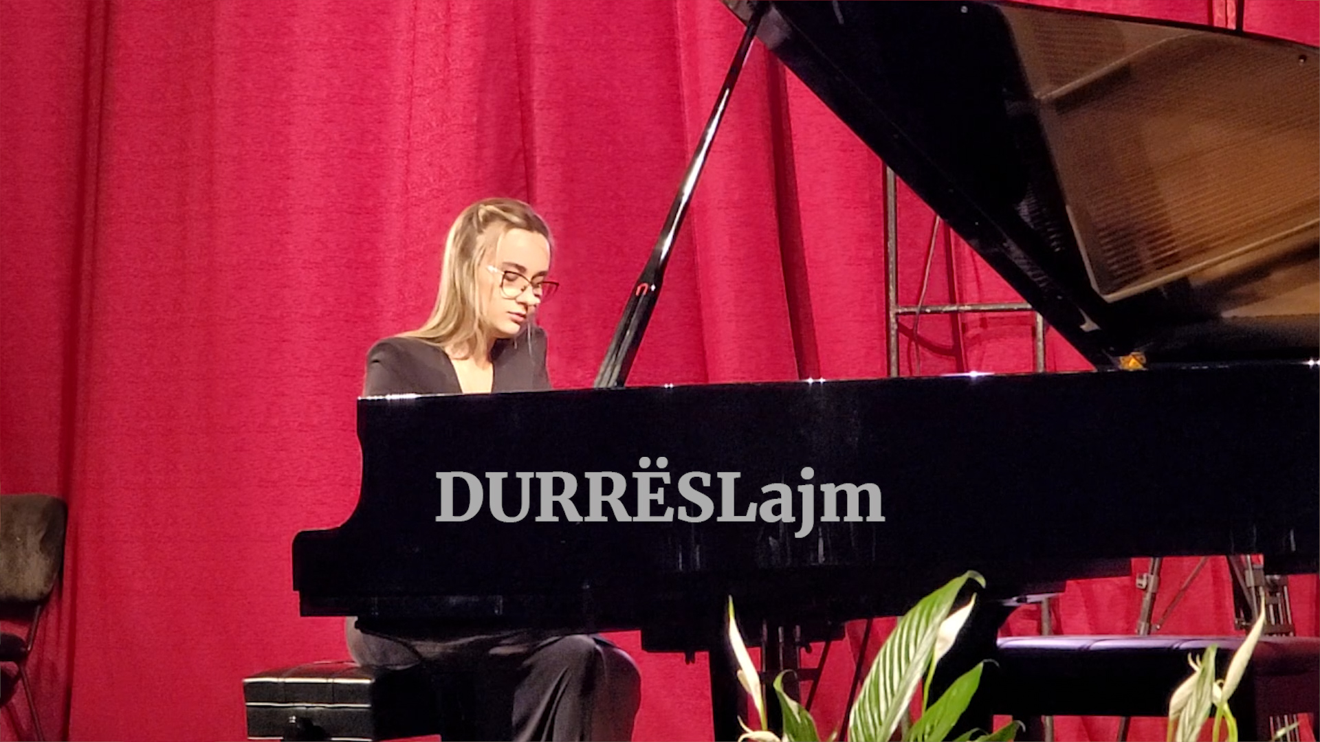 Durrës, pianistja e talentuar Kristel Karagjozi, sukses në koncertin recital (VIDEO)