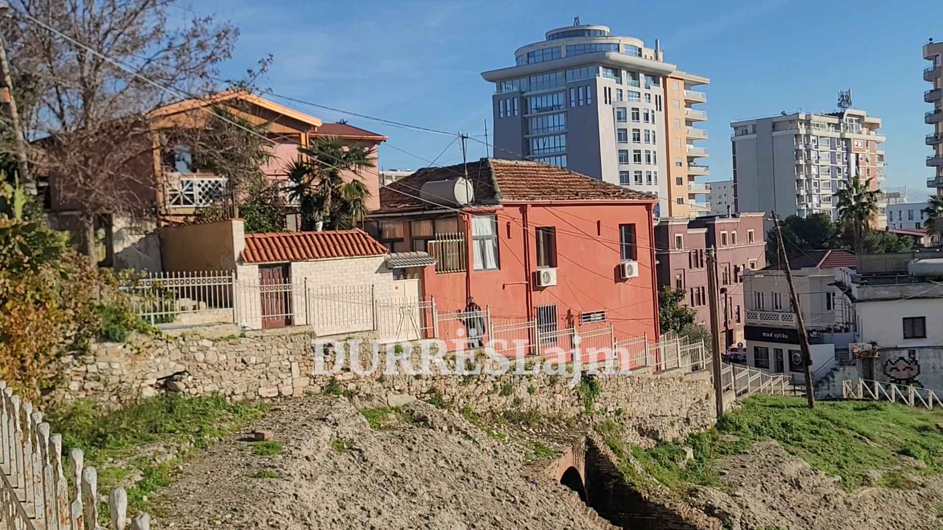 &#8220;Duan të na marrin pronën dhe mos të na dëmshpërblejnë!&#8221; Qytetari durrsak denoncon vlerën e ulët të shpronësimit të banesës (VIDEO)