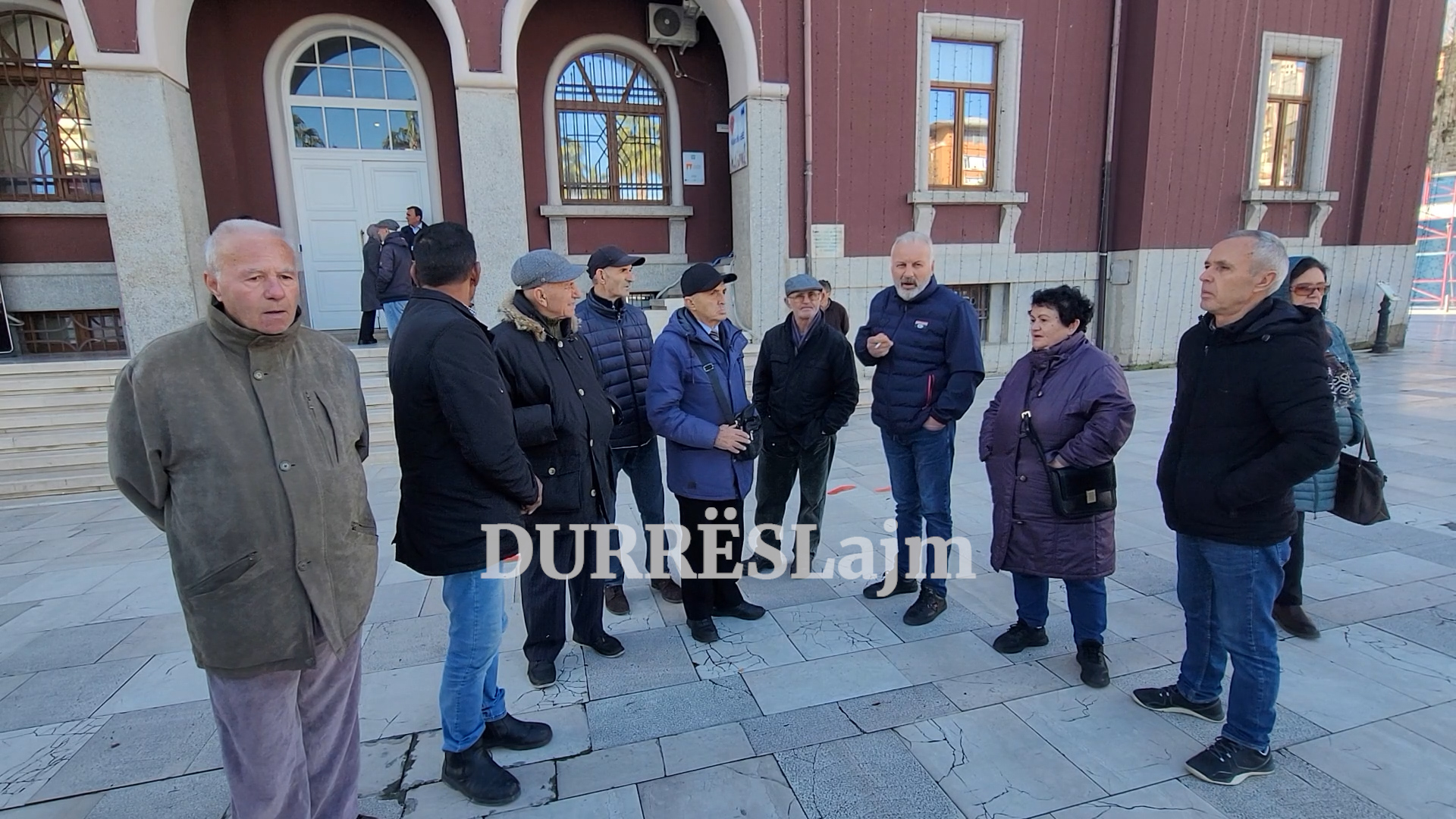 “Do presim zgjedhjet, që të bëjnë ata dasëm me daulle?” Protestojnë në Durrës banorët e 4 pallateve (VIDEO)