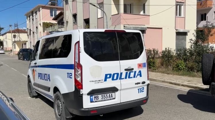 Lojëra fati në lokal, arrestohet administratori! Pranga dhe pesë qytetarëve që u kapën duke luajtur poker 