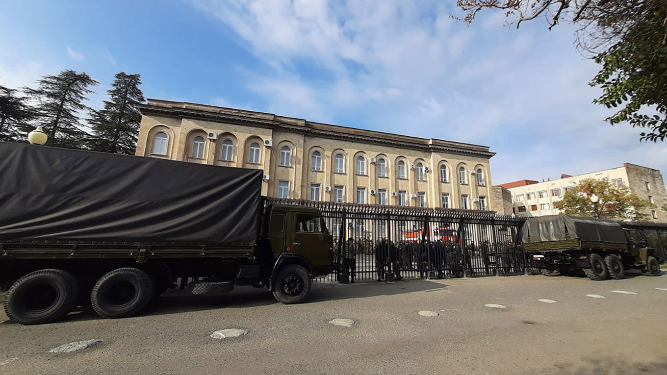 Të shtëna me armë në parlament, vritet me armë deputeti në rajonin separatist të Gjeorgjisë