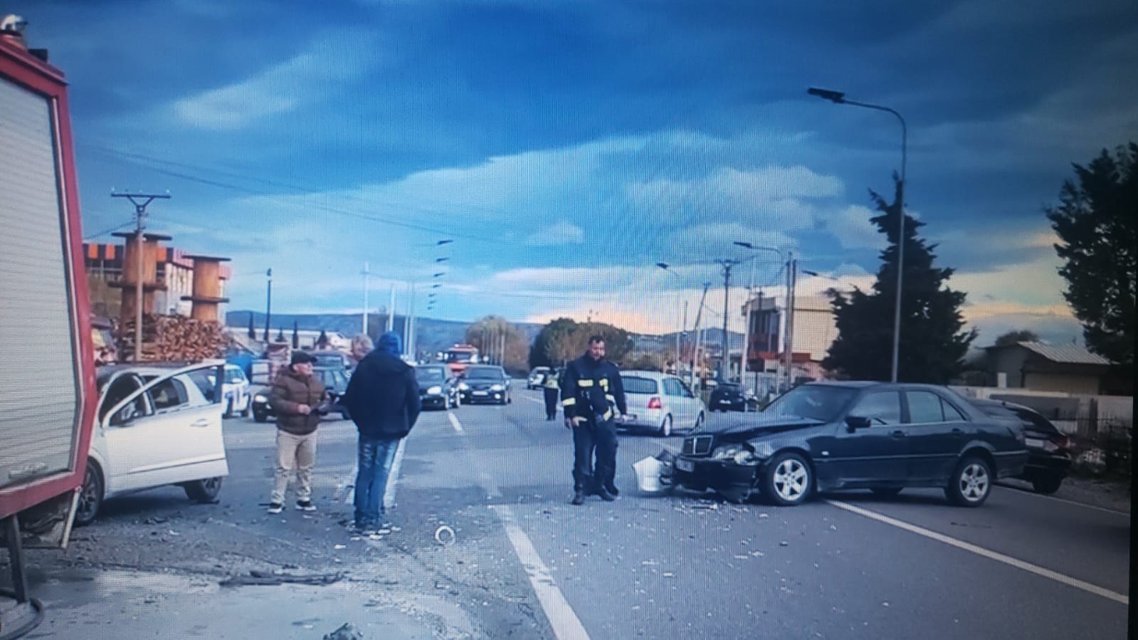 Përplasen dy automjete në aksin Lezhë-Laç, njëra shpërthen në flakë