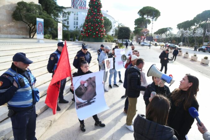 Trupi i tij mbërriti pa zemër në Shqipëri, familjarët e Saimir Sulës protestojnë para Kryeministrisë