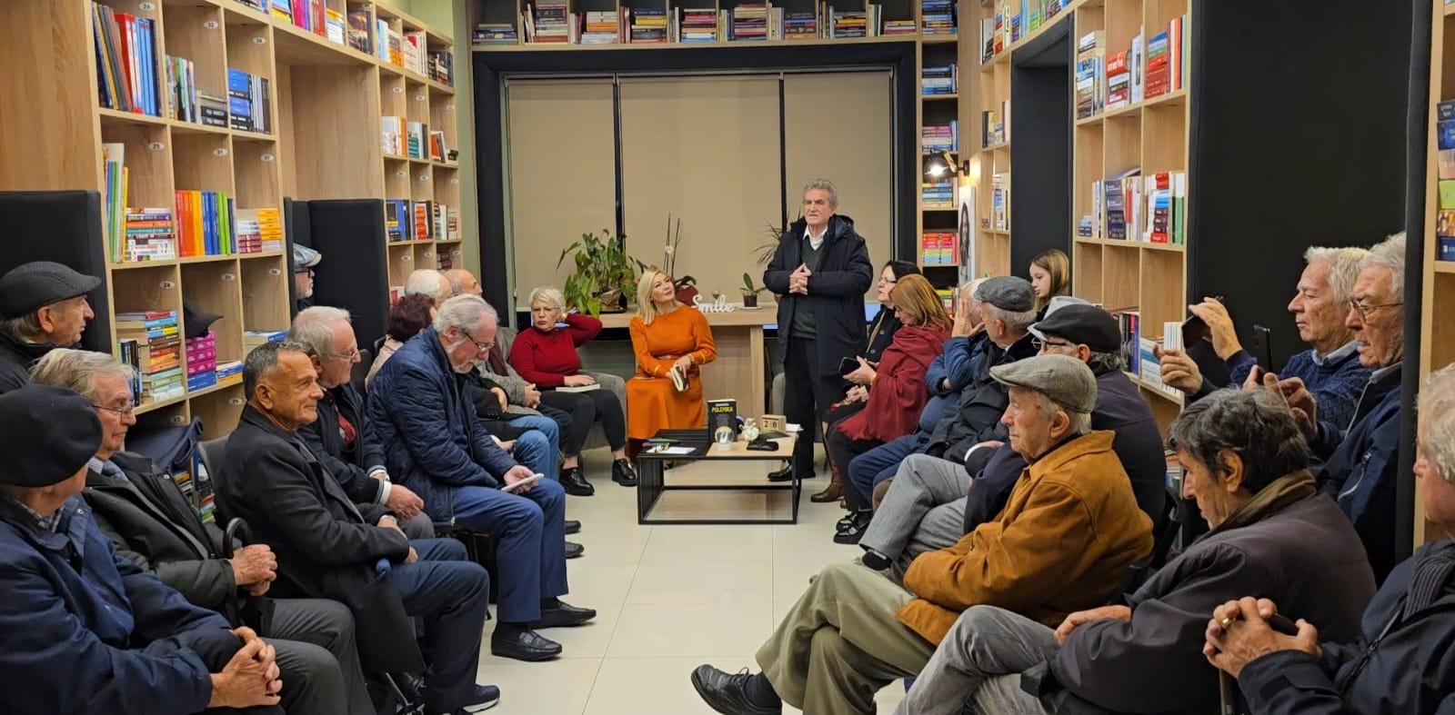 Historiani Uran Butka promovon në Durrës librin “Polemika”