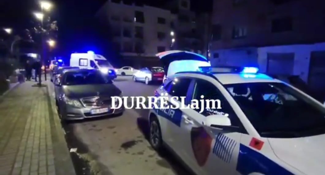 Dy persona rrihen nën efektin e alkoolit në Durrës, policia dhe autoambulanca në vendngjarje (Video)