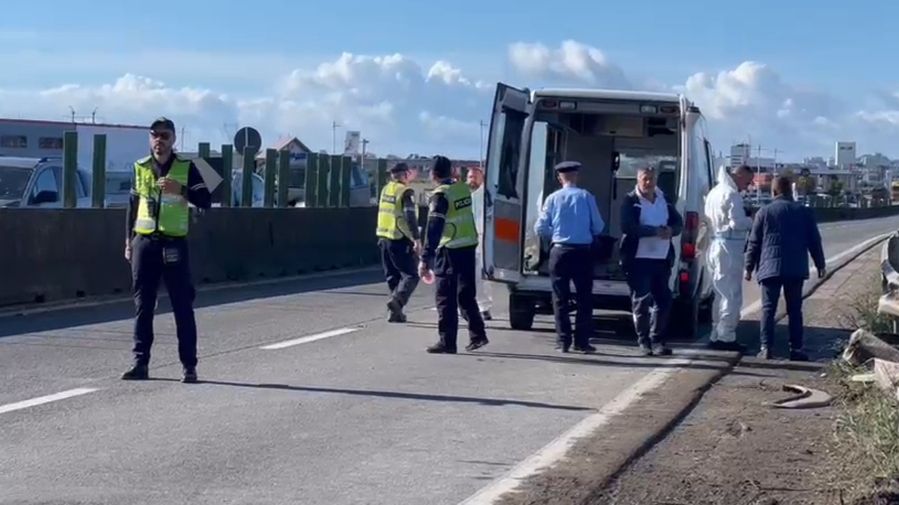 Aksident me vdekje në autostradën Durrës-Tiranë, makina përplas 63-vjeçaren