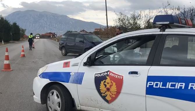 Pasagjeri humbi jetën pas përplasjes së dy automjeteve, arrestohet shoferi 33-vjeçar