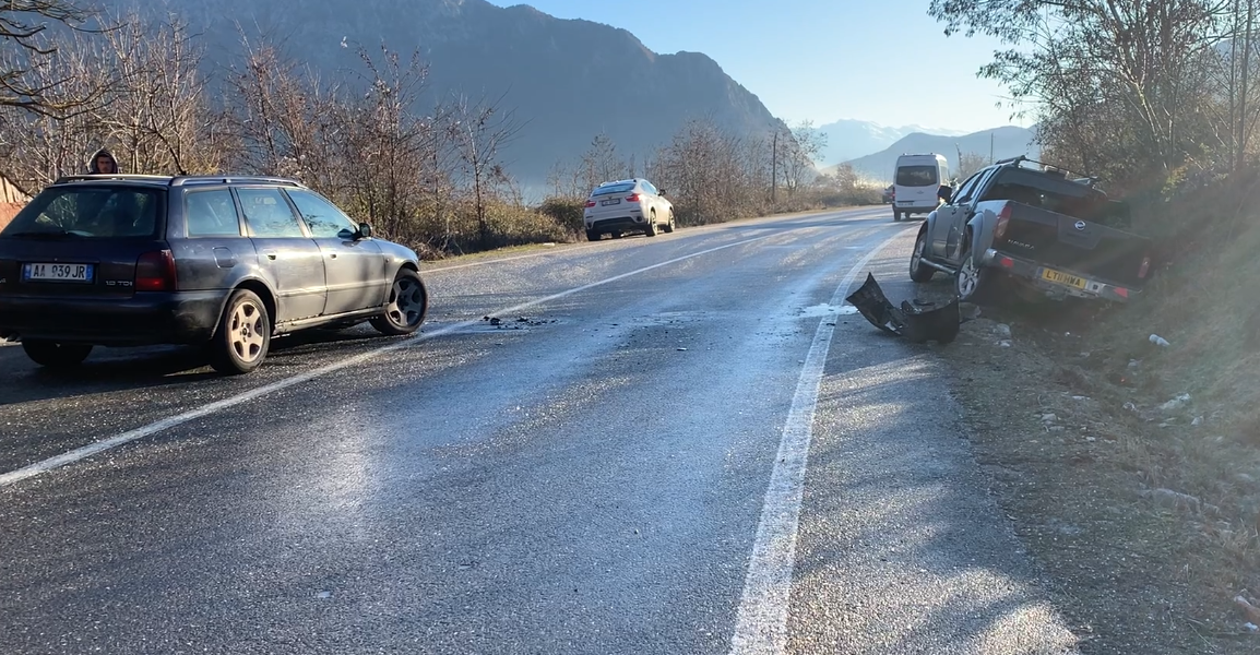 Përplasen dy automjete nga ngricat në Bulqizë, një person i plagosur