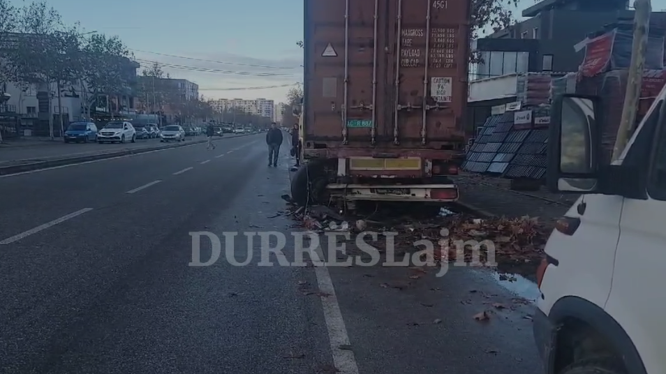 Aksident i rëndë në Durrës! Makina përplaset me trajlerin, humb jetën 22-vjeçari (VIDEO)