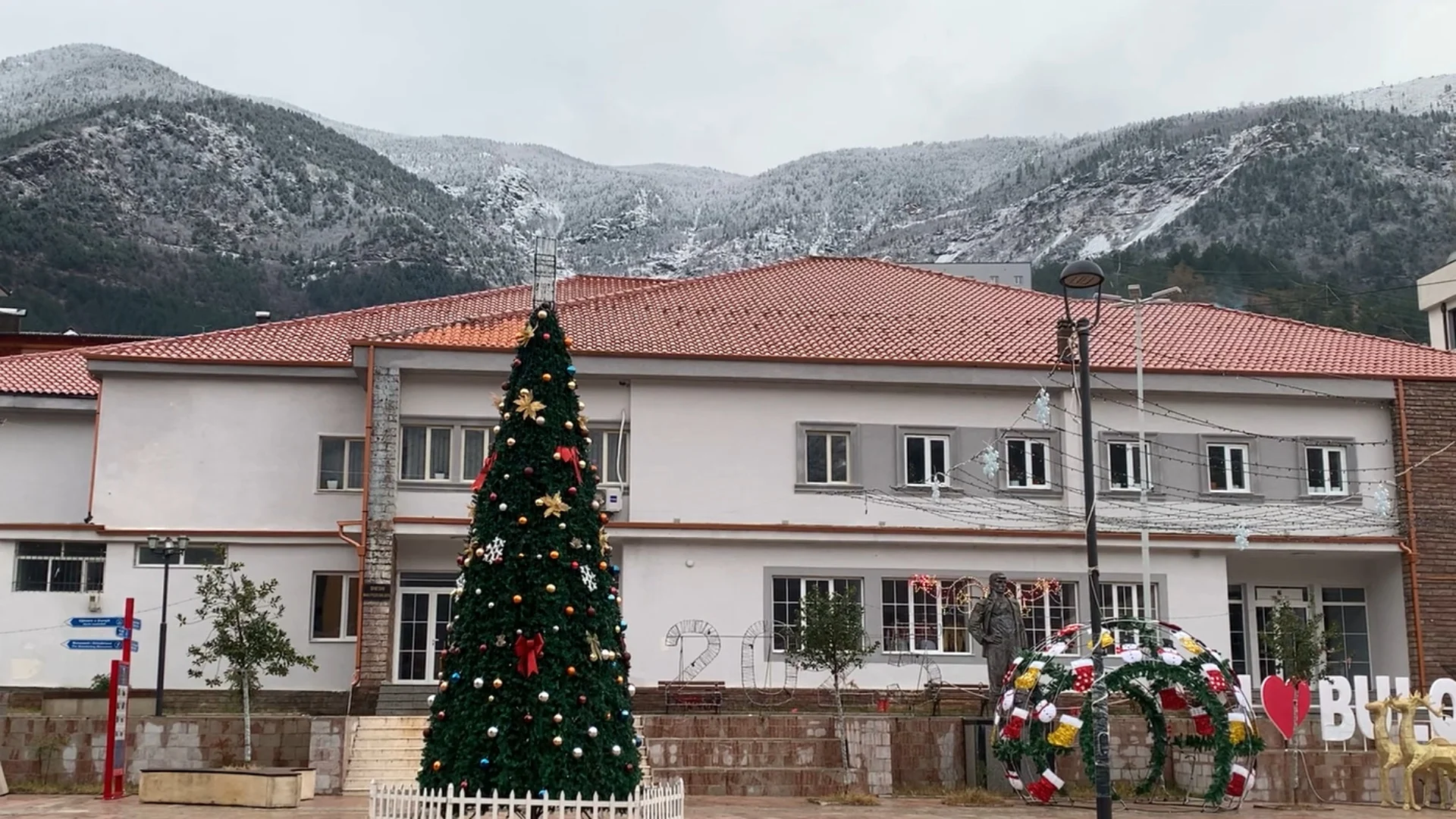 Zbardhet veriu i Shqipërisë, rikthehen reshjet e dëborës në Bulqizë