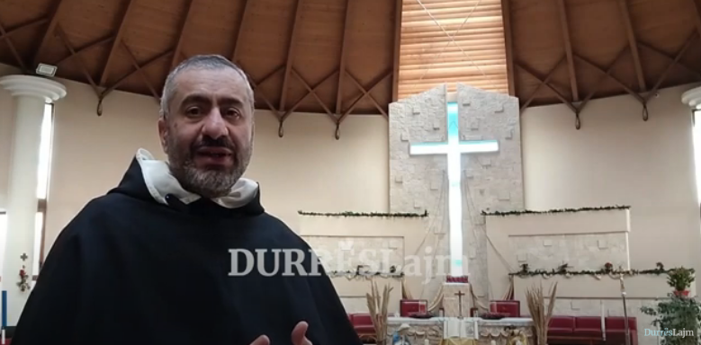 Vigjilja e Krishtlindjes në Durrës, at Caruana: Kjo festë duhet të na rikthejë tek mësimet e Krishtit (VIDEO)