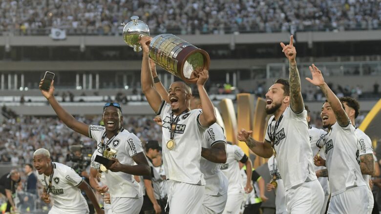 Çmenduri në finalen e Copa Libertadores, Botafogo shënoi tre gola me një lojtar më pak për të fituar trofeun e parë në histori