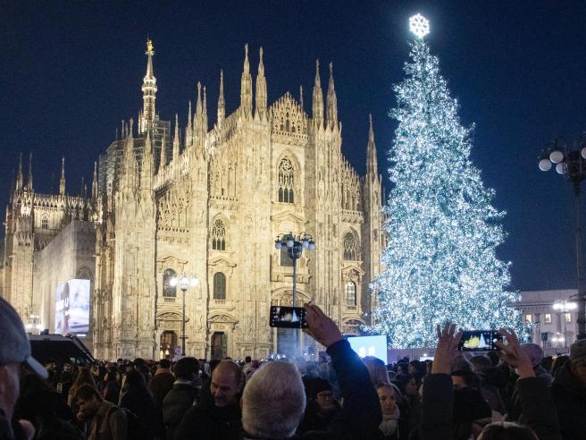 Ndizen dritat festive në sheshin “Duomo” në Milano