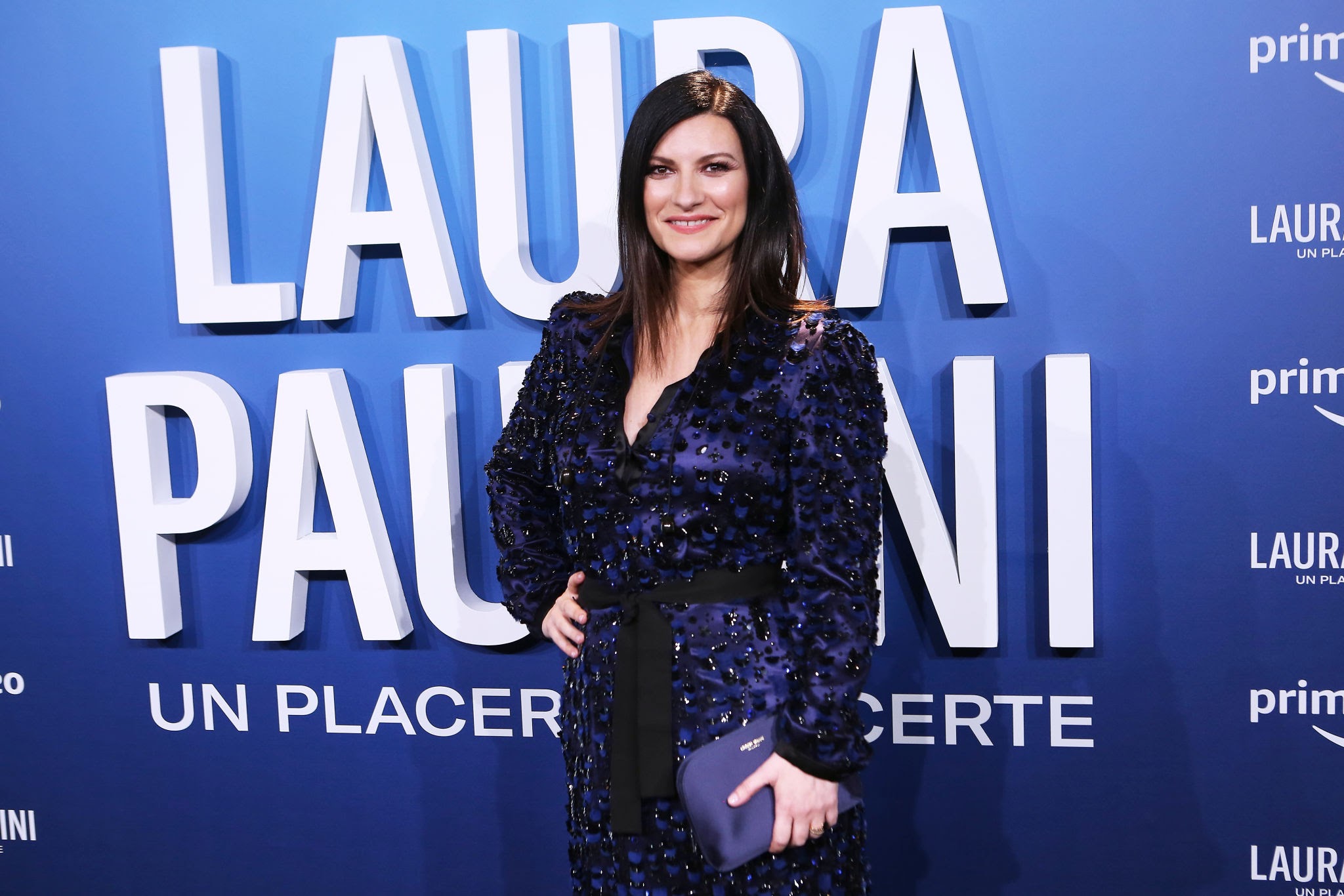 Rrëzohet në shkallët e skenës këngëtarja Laura Pausini