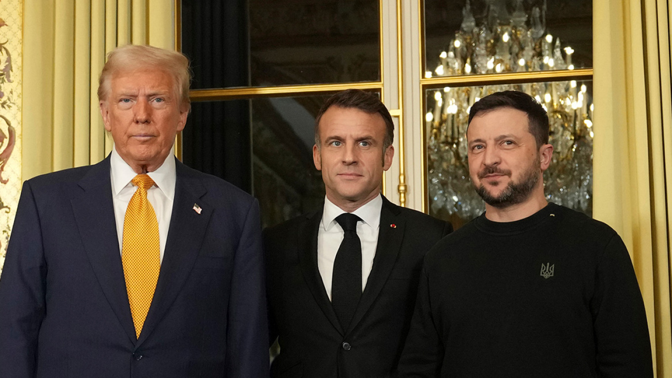 Zelensky zhvillon bisedime trepalëshe në Paris! Presidenti ukrainas takohet me Donald Trump dhe Emmanuel Macron