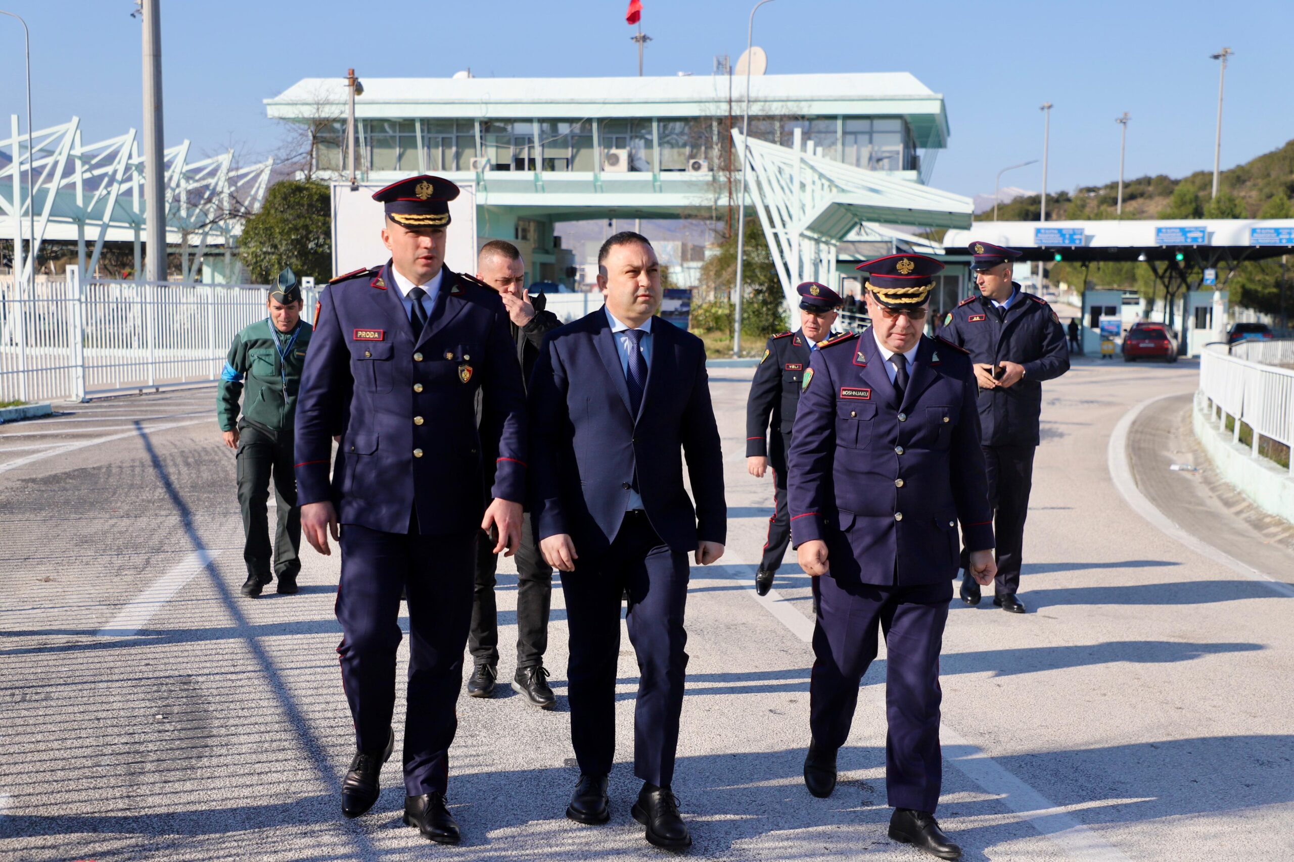 &#8220;Policët do t’i marrin lekët për orët shtesë&#8221;, Ministri Hoxha inspektim në Kakavijë: Gjithçka në rregull