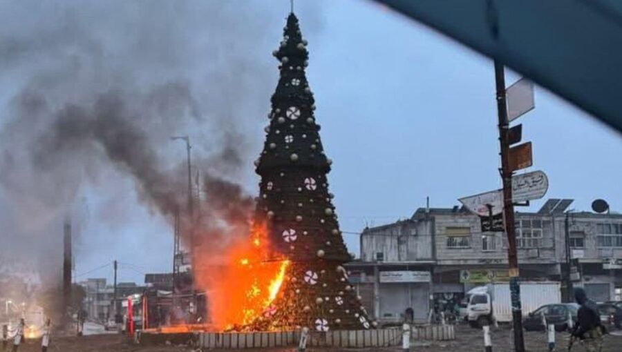 Digjet pema e Krishtlindjes, shpërthejnë protestat në Siri