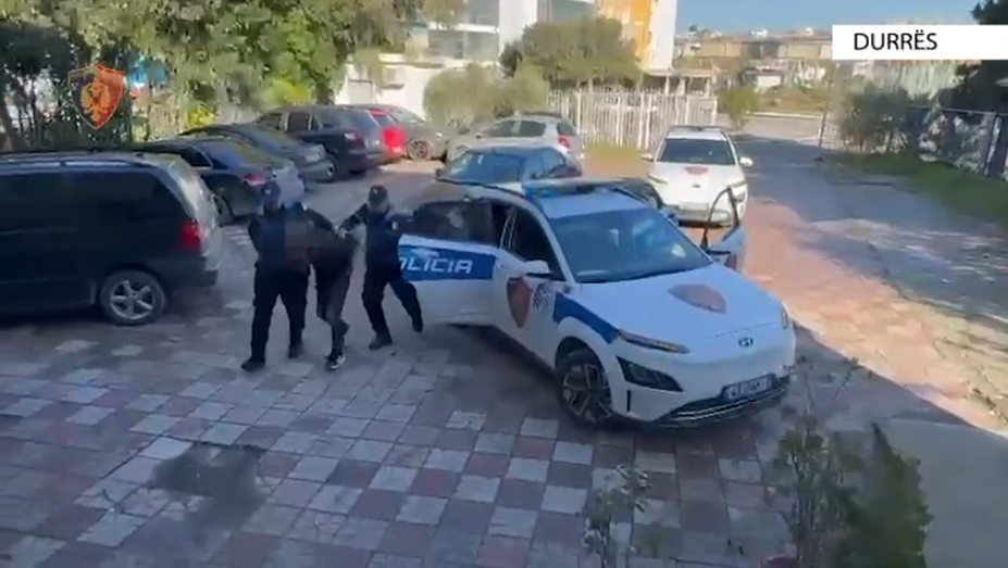 Vodhi automjetin në zonën e plazhit në Durrës, “Reagimi” i policisë e çon pas hekurave (VIDEO)