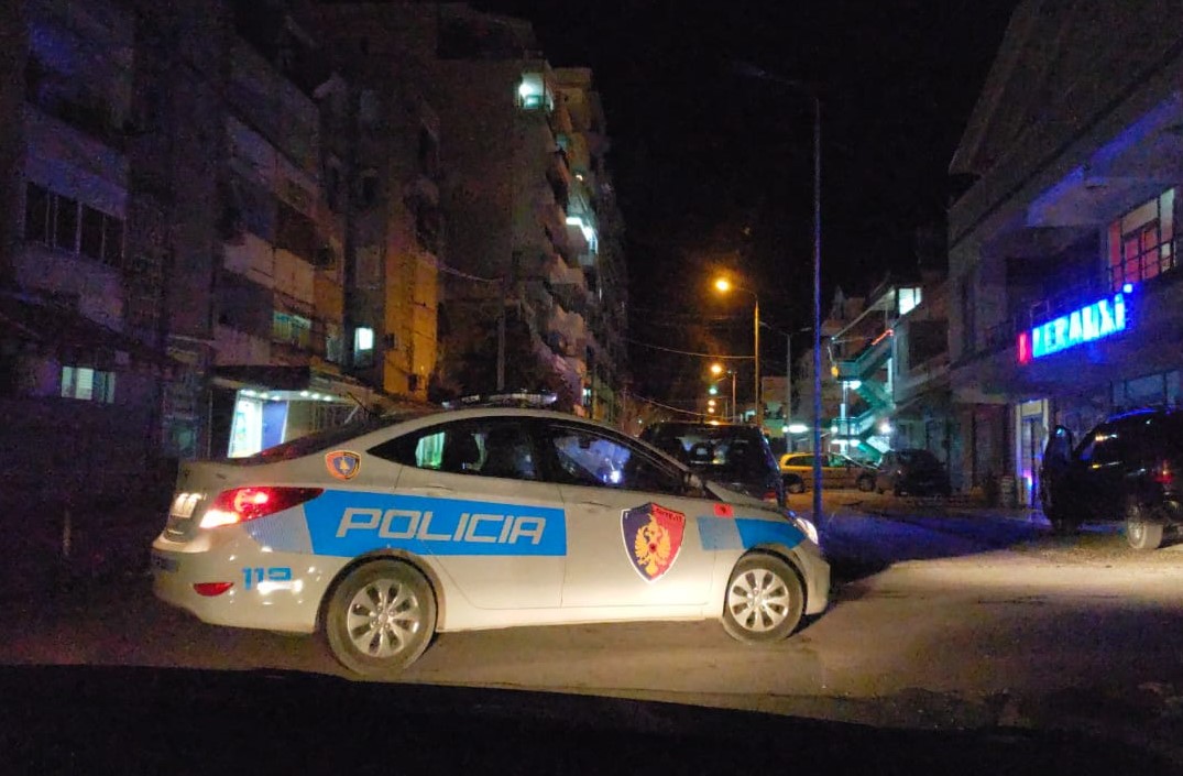 Dy persona rrihen nën efektin e alkoolit në Durrës, policia dhe autoambulanca në vendngjarje (Video)