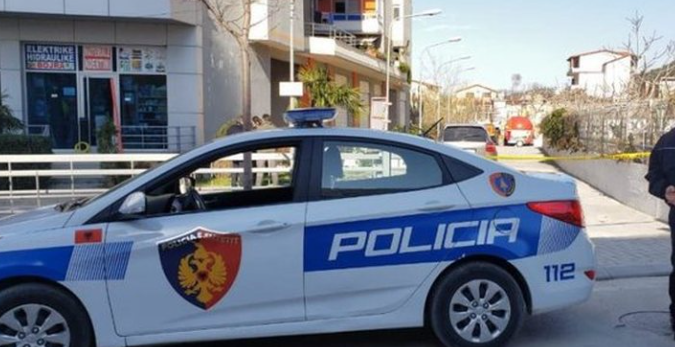 Punonjësi i Policisë Ushtarake kanos me armën e shërbimit pronarin e lokalit