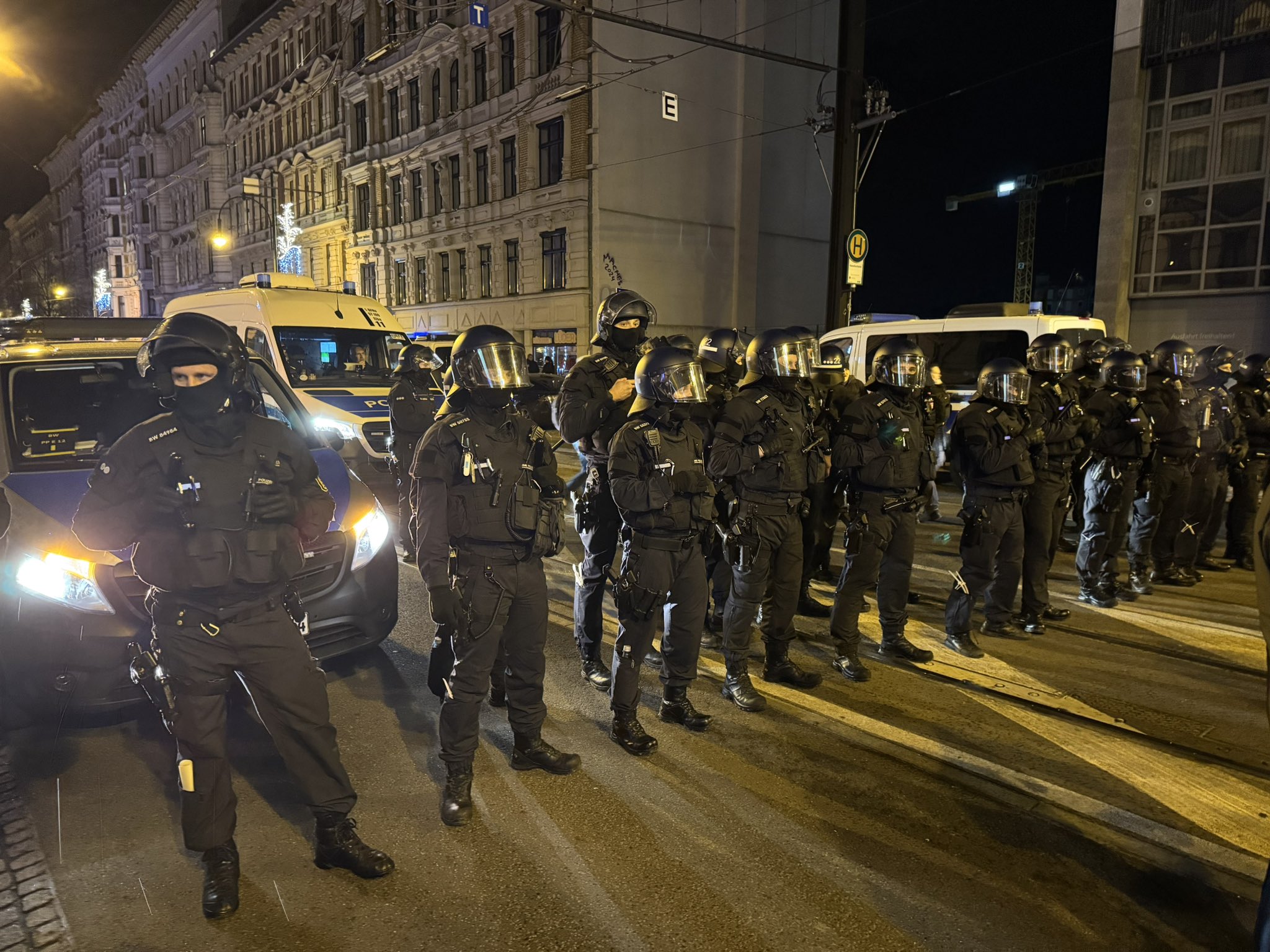 Ekstremistët e djathtë protestë në Magdeburg: Kush nuk e do Gjermaninë, të ikë