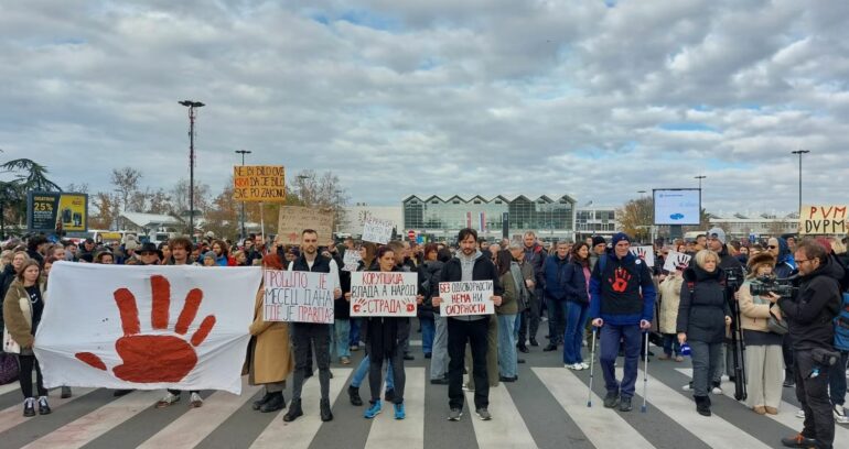 Tragjedia në Novi Sad, mijëra njerëz protestojnë në Beograd